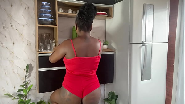 Em plena luz do dia meu marido quer fuder minha buceta enquanto arrumo a casa, e claro que dei gostoso pra ele na cozinha.