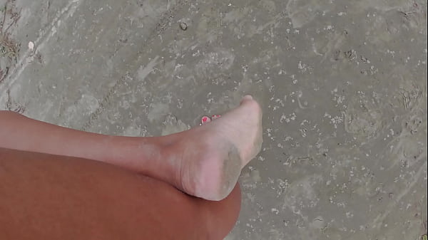 Andando na rua e na praia descal&ccedil;os sujando os p&eacute;s - Fetiche por p&eacute;s