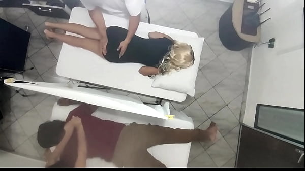 Video Grabaci&oacute;n Real Como el Masajista Tiene Sexo con la Mujer al Lado de su Marido