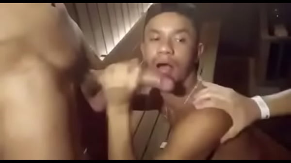 Passivo dando gostoso e chupando . 