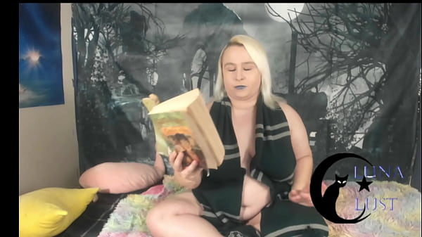 Reading with Lunalustxxx