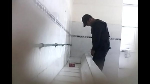 espiando vergas en ba&ntilde;o publico