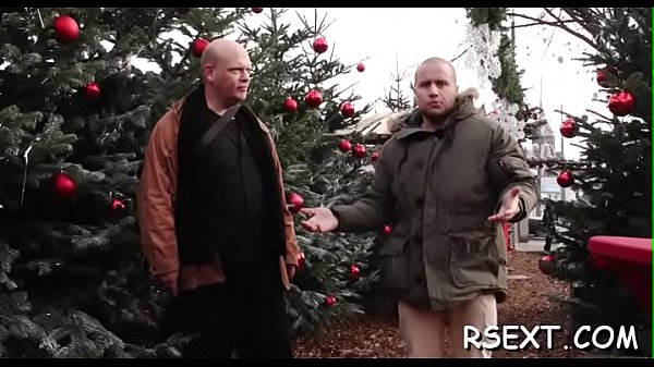 Hottie takes it up the booty 