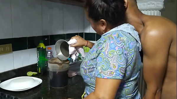 Me encanta como chupa mi polla en la cocina