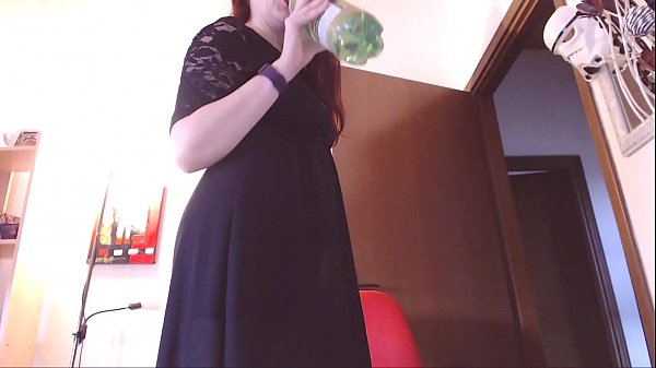 Il mio schiavo preferito &egrave; obbligato a farsi umiliare ed a riprendere con la telecamera questo video mentre lo domino verbalmente!