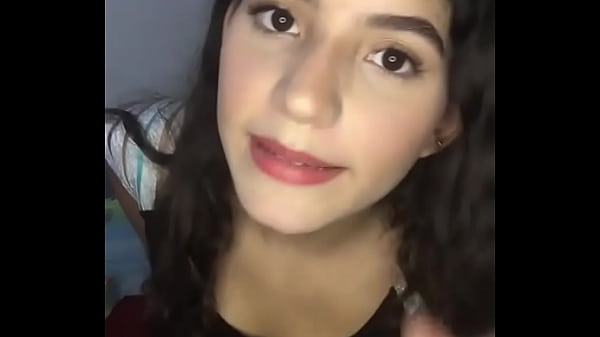 ecuatoriana ense&ntilde;a sus prendas