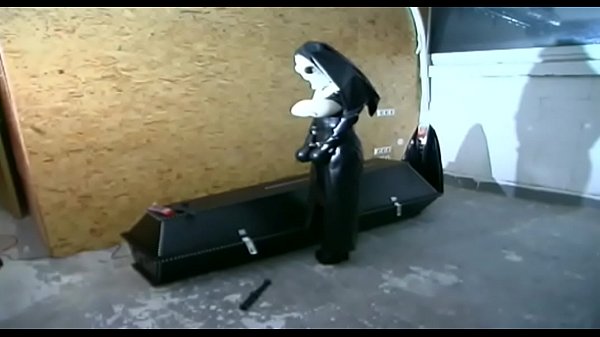 A fetish slut latex dressed jerks off her pussy in a sinister cuffin  