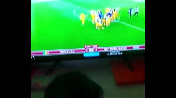 folo con la mama de amigo viendo el juego de hoy. Pov,homemade,amateur,cachonda,mama de mi amigo 