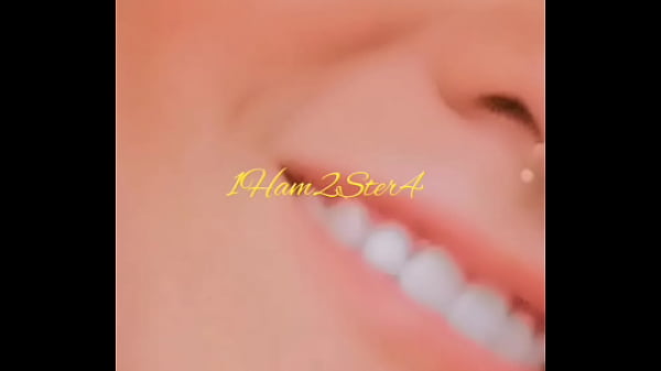 Ella en su habitaci&oacute;n  