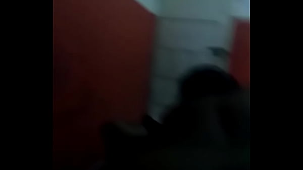 La negra peg&aacute;ndole los cachos a su marido (1)