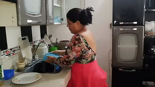 Madrastra culona sedienta de una buena polla termina follando al amigo de su hijastro (ojal&aacute; no se quede embarazada)