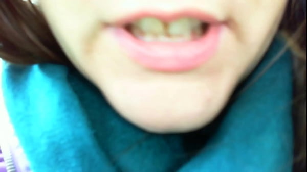 Ragazza italiana all'aperto si sfonda di ditalini ed ha un grosso orgasmo