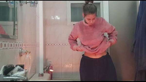 se mete en la ba&ntilde;era y le encuentro el video