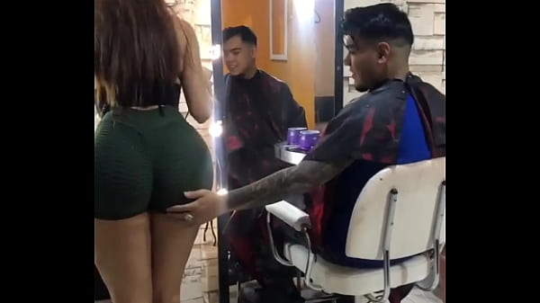 MI ESTILISTA ME RASURA Y TERMINO EN SU ESTETICA TENIENDO SEXO CON ELLA 