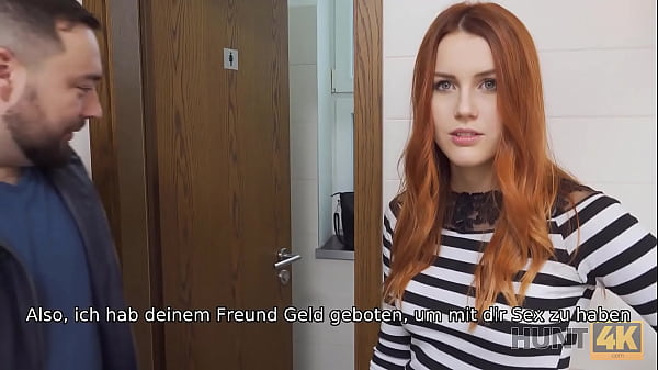 HUNT4K. Cuck bleibt in der &ouml;ffentlichen Toilette und beobachtet den Sex von GF mit J&auml;ger 