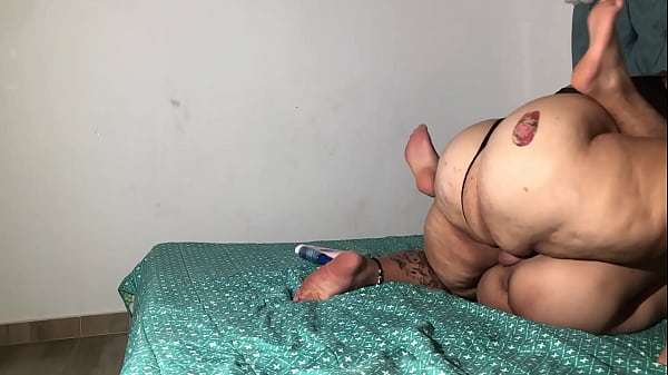 madrastra pervertida la chupa la polla asu hijastro por primera vez