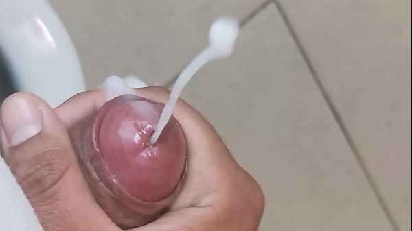 Me corro y boto toda la leche! Masturb&aacute;ndome re caliente  