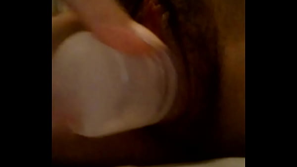 Metiendose botella en el co&ntilde;o  