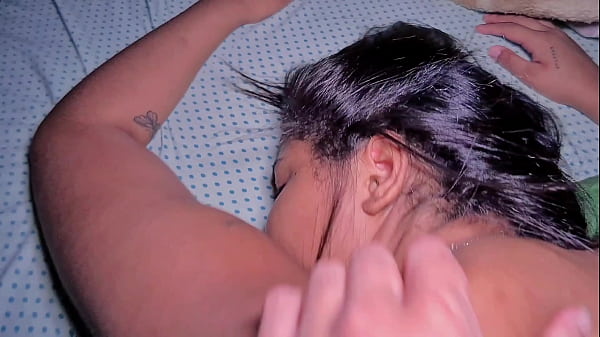 Novinha implorando goza dentro da bucetinha sem camisinha  