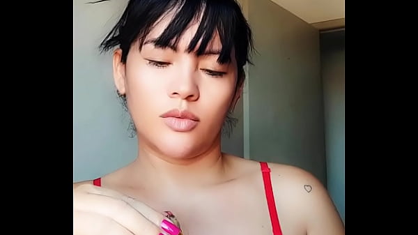 Engolindo tudo na garganta profunda, gostosa e balada a esposa do corno se exibe para outros