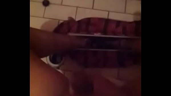 Me empiezo a tocar en el ba&ntilde;o  