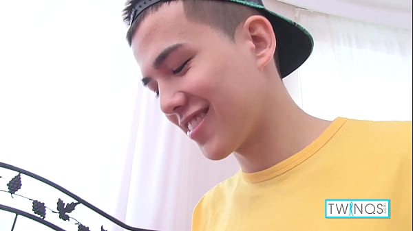 Adorable Xander masturbates his man sausage, stroking it while he finger fucks his fuck hole before filling it with his favorite dildo & getting a nice, sticky orgasm! Full Video at Twinqs.com 