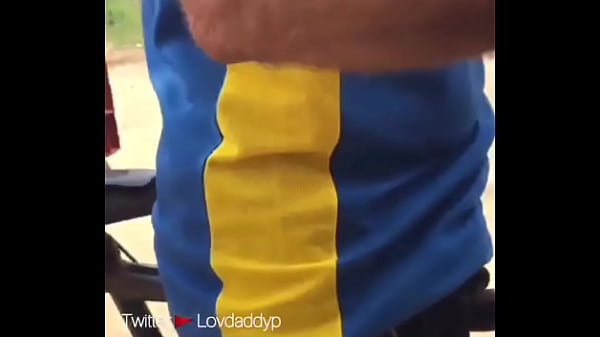 Coroa hetero deixa pegar no pau enorme