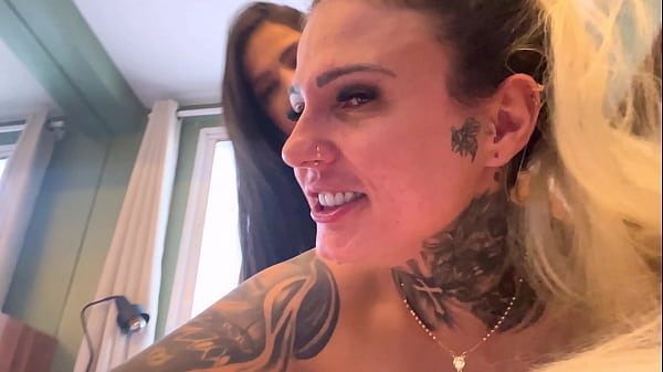 Nossa aquela foda gostosa com a quentura da buceta bem gostosa !Buceta com buceta chupando um cu bem molhado prontos pra gozar muito nessa suruba o pinto latejando 