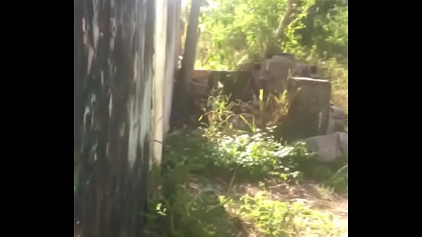 Abrindo o cu na floresta  