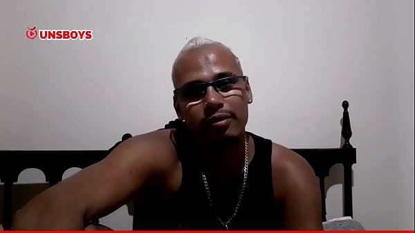 Safado tomando banho batendo uma punheta enquanto coloca o vibrador no cuzinho