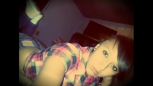 una novia desnudandose a su novio