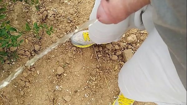 Meando en el campo con mosca cojonera