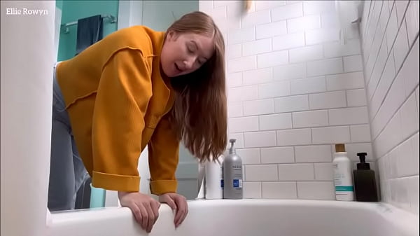 Jerking Off With Hot Redhead Step-Mommy During Bath Time