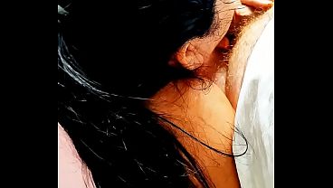 Meia irm&atilde; aproveita que ficou sozinha em casa com seu meio irm&atilde;o e faz boquete gostoso enquanto assiste TV.