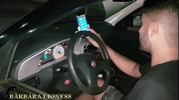 Puta tatuada pega Uber e paga dando a buceta no meio do mato pro motorista dotado 