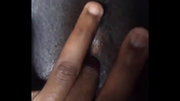 se masturbando com a pr&oacute;pria m&atilde;o