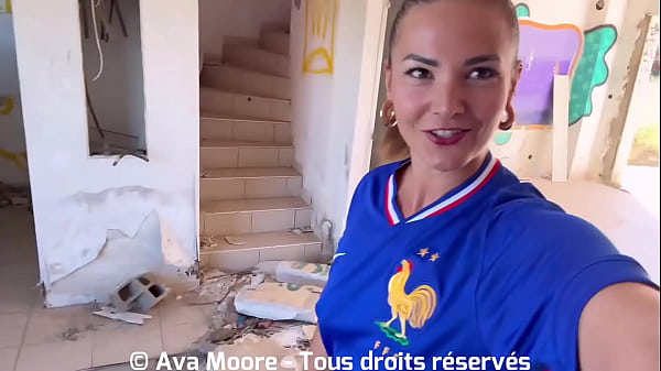 Une Supportrice fran&ccedil;aise branle et suce des mecs dans un lieu abandonn&eacute; pour le lancement de l'Euro 2024. Ils giclent tous sur son visage! GROSSE FACIALE