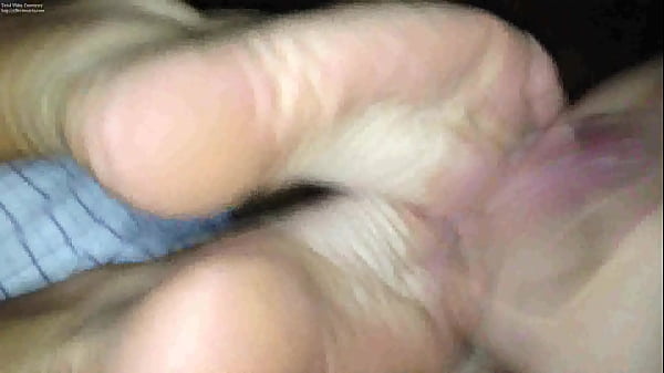 Gozando nas solas n 37 de uma mulher gostosa do Tinder