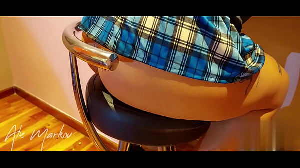 La puta de su sobrina le termina entregando el culo y squirteando todo!