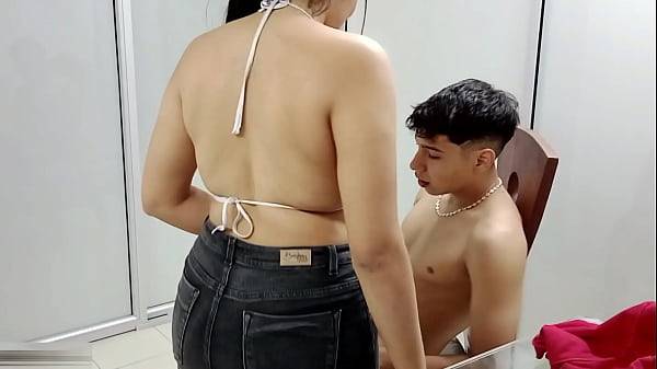 La polla de mi hijastro se desliza suavemente por mi co&ntilde;o!