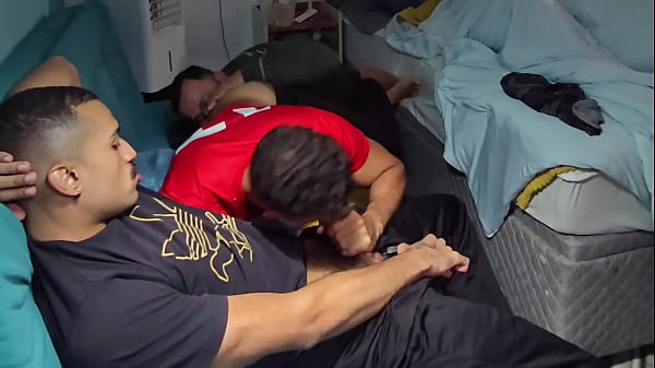 Cinema na casa de amigos termina em suruba!