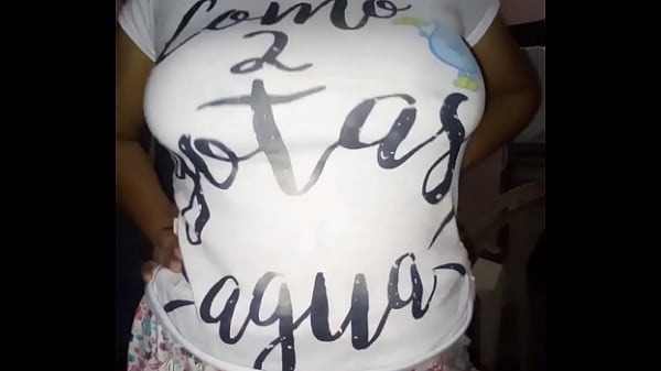 Chichonas debajo de la Blusa de la esposa caliente