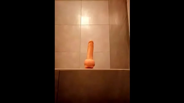 Travesti jugando con un consolador 