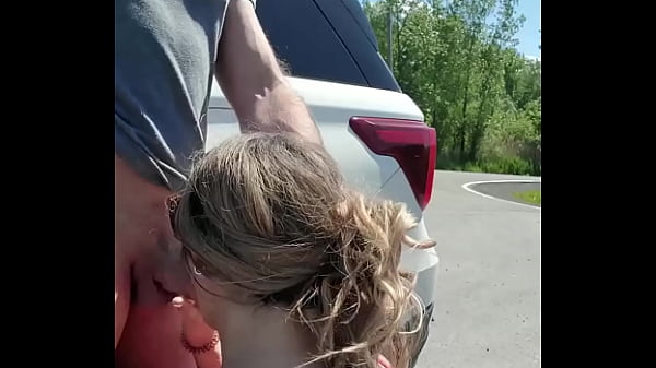 amateur babe hitchhikes and gives blowjob for gas money