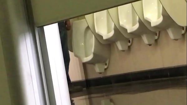 Maduro punhetando no banheiro p&uacute;blico 2