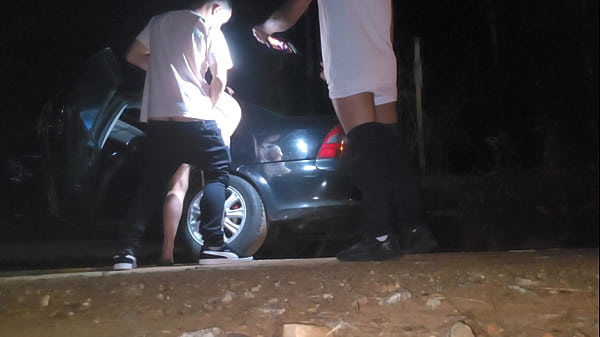 Compartilhando esposa gostosa baixinha e jovem com estranho BBC na rua INTERRACIAL