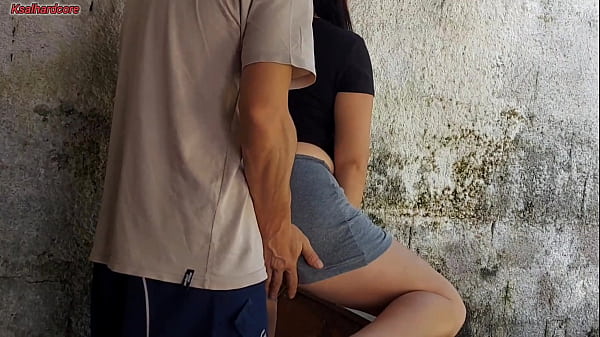 minha esposa saiu e a empregada baixinha gostosa pegou meu pau e colocou dentro dela na &aacute;rea de casa