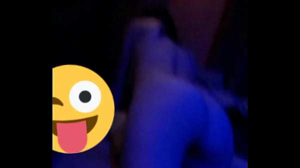 Antes de coger habla por celular con la madre