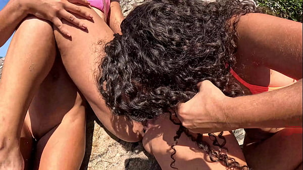 Maya Hyuga curtindo com as amigas safadas na praia do &Eacute;den em Guaruj&aacute;