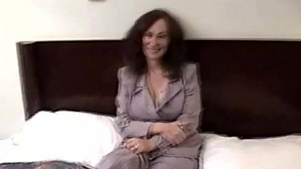 Mature amateur gives blowjob